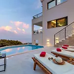 Vivace Mit Pool Und Traumhaften Meerblick